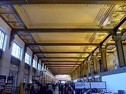 La salle des guichets avec, à droite, la grande fresque, les deux vues de Venise sont du Marseillais Jean-Baptiste Olive.