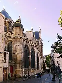 Avec la rue du Cloître-Saint-Merri.