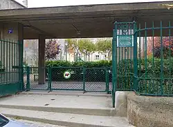 No&nbsp;7 bis : entrée du square Suzanne-Buisson.