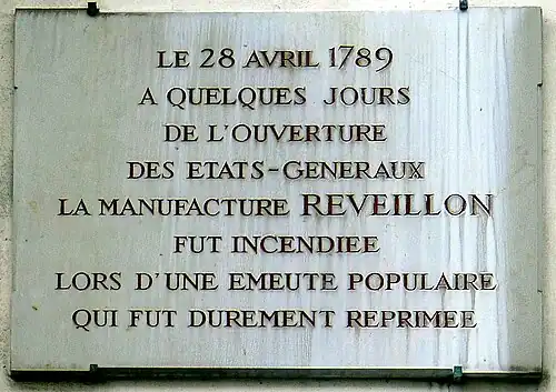 À gauche, le no&nbsp;31 bis où se situait l'entrée de l’ancienne folie Titon ; au milieu, la plaque commémorative du premier décollage de montgolfière en 1783 et à droite, celle commémorant les émeutes d’avril 1789, juste avant la Révolution française.