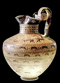 Œnochoé Levy. Sur l'épaule : oies, griffons, sphinx et chevreuils. H. 39,5; D. 30,0&nbsp;cm. Milet, v. 630Louvre E 658