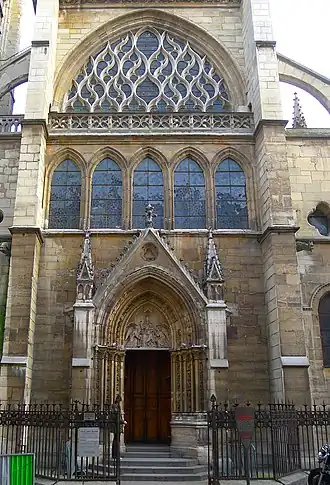 Façade occidentale de l'église Saint-Séverin, où le portail de Saint-Pierre-aux-Bœufs a été remonté en 1839.