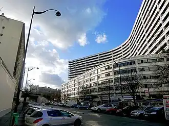 La rue Lecourbe au niveau de l'ensemble immobilier Grand Pavois de Paris.