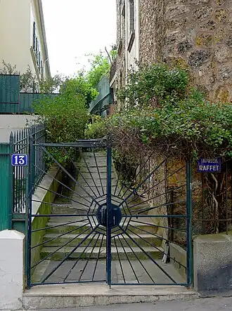 No&nbsp;13 : entrée de l'impasse Raffet.