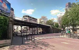 Le pont de la rue des Orteaux.