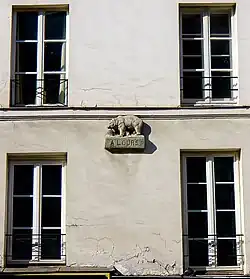 L'ours figurant au-dessus de l'entrée de la cour de l'Ours (no&nbsp;95).