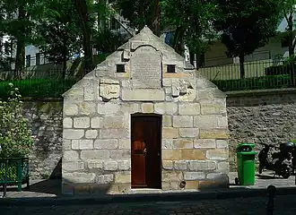 À gauche, le regard vu de face. Au milieu, l'inscription latine. À droite, l'intérieur du regard en 1899.