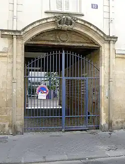 No&nbsp;10 : entrée du carré Saint-Nicolas.