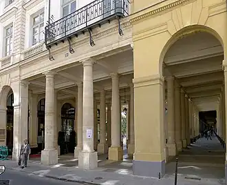 No&nbsp;17, restaurant Le Grand Véfour et no&nbsp;19, péristyle de Joinville et la galerie de Montpensier.