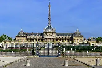 L'École militaire, à l'extrémité de l'avenue.