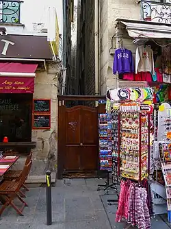 Le no&nbsp;4 bis est aujourd'hui fermé par une porte.