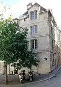 Maison d'angle avec la rue de la Montagne-Sainte-Geneviève (classée monument historique).