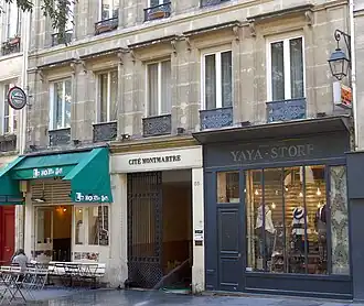 No&nbsp;55, entrée de la cité Montmartre.