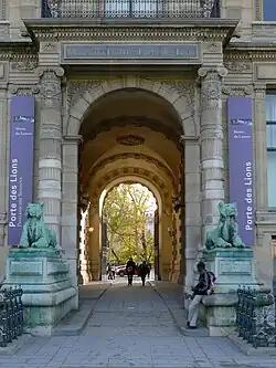 Auguste Cain, Lionnes du Sahara (1867), porte des Lions du palais du Louvre.