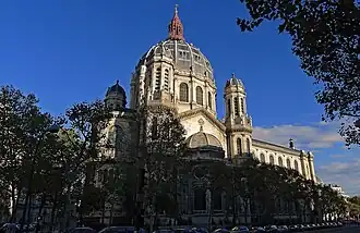 L'église vue du boulevard Malesherbes avec ses coupoles pseudo byzantines.