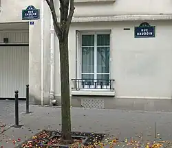 À gauche, les trois branches de la rue Baudoin, au centre, la rue Zadkine qui prolonge l'une de ses branches et à droite, la rue vue depuis la rue Zadkine.