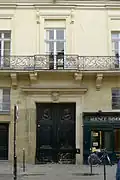 No&nbsp;50 : ancien hôtel de Girardin de Vauvray (dessus de porte, vantaux, balcon)