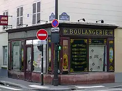 Au no 45, boulangerie inscrite aux monuments historiques.