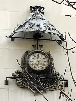Ancienne horloge de l'hôtel conservée sur la façade de l'immeuble moderne du no&nbsp;6.