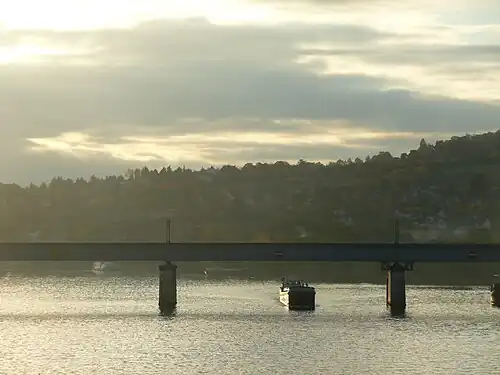 Travée centrale du viaduc sous lequel passe une péniche.