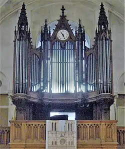 Orgue de tribune.