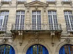 Balcon en fer forgé.