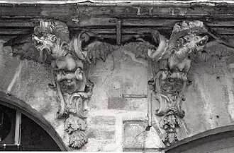 Chimères de la façade du no&nbsp;133, rue Saint-Antoine à Paris 4e.