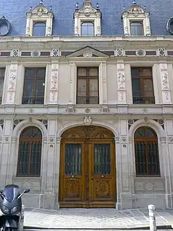 Façade du no 14 (médaillon de Philibert Delorme dans le fronton du 1er étage).