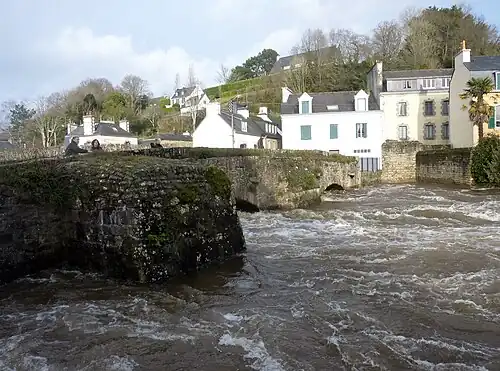 L'Ellé en crue au niveau du pont Lovignon, juste avant sa confluence avec l'Isole (8 février 2014).