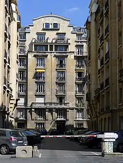 L'avenue en 2013 (barrière amovible).