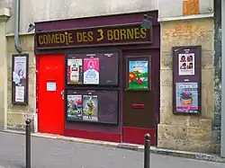 La façade de la Comédie des 3 bornes (au no&nbsp;32) en 2013.