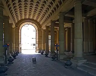 Entrée de l'hôtel (quai de Conti) avec sa voûte à caissons.