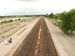 Les voies de la gare depuis la passerelle, en direction de Paris.