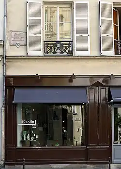 Immeuble au no&nbsp;17 avec inscription.