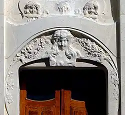 Décoration de la porte du no&nbsp;6.
