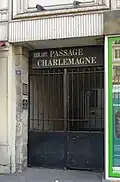 N°119 et 119bis : entrée du passage Charlemagne.