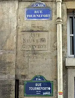 Ancien nom de la rue entre deux plaques récentes ; le « Ste » de Geneviève a été martelé à la Révolution.
