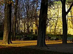 Le square avec en arrière-plan le théâtre du Rond-Point.