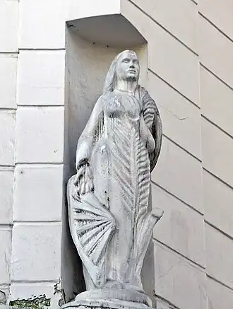 Niche avec statue de Sainte Catherine, rue Poissonnière à Paris.