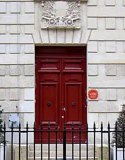 Porte de la bibliothèque ornée d'un bas-relief à motifs militaires.