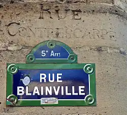 L'ancien nom de la rue Blainville apparaît encore, gravé dans la pierre