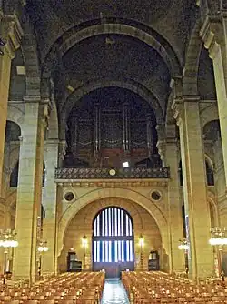 Les grandes orgues sont situées au-dessus de l'entrée à l'opposé de l'autel.