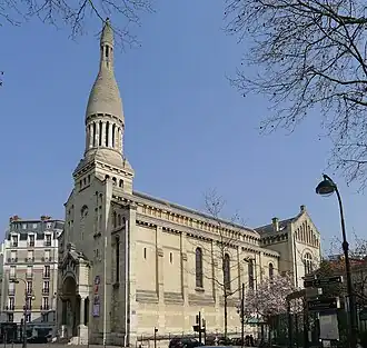 L'église depuis la sortie du métro.