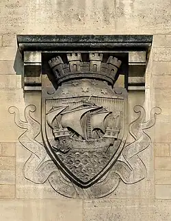 Blason de la ville de Paris sur un des murs.