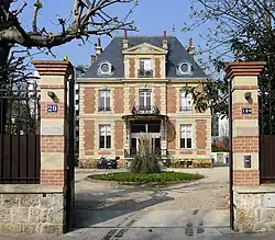 Nos&nbsp;18 ter et 20, hôtel particulier avec jardin.