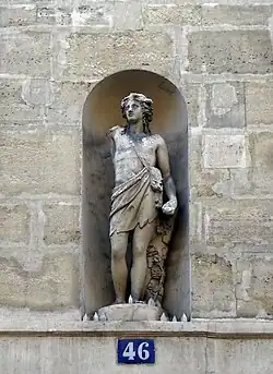 Statue de Bacchus dans une niche de la façade du no&nbsp;46.