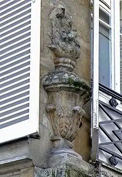 Bas-relief d'un pot à feu à l'angle de la façade du no 4.