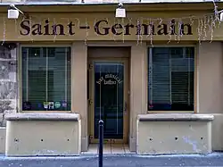 No 3 : étal de pierre d'une boutique ancienne.