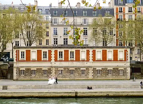 Ancien bâtiment de l'Inspection générale de la navigation occupé par Port autonome de Paris (n°2, quai de la Tournelle - Paris 5e).