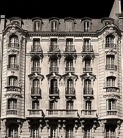 No 7 : façade d'un immeuble post-haussmannien.